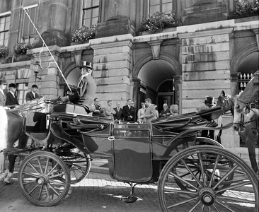 880045 Afbeelding van een koets voor het Stadhuis (Stadhuisbrug 1) te Utrecht, waar burgemeester H.J.L. Vonhoff een ...
